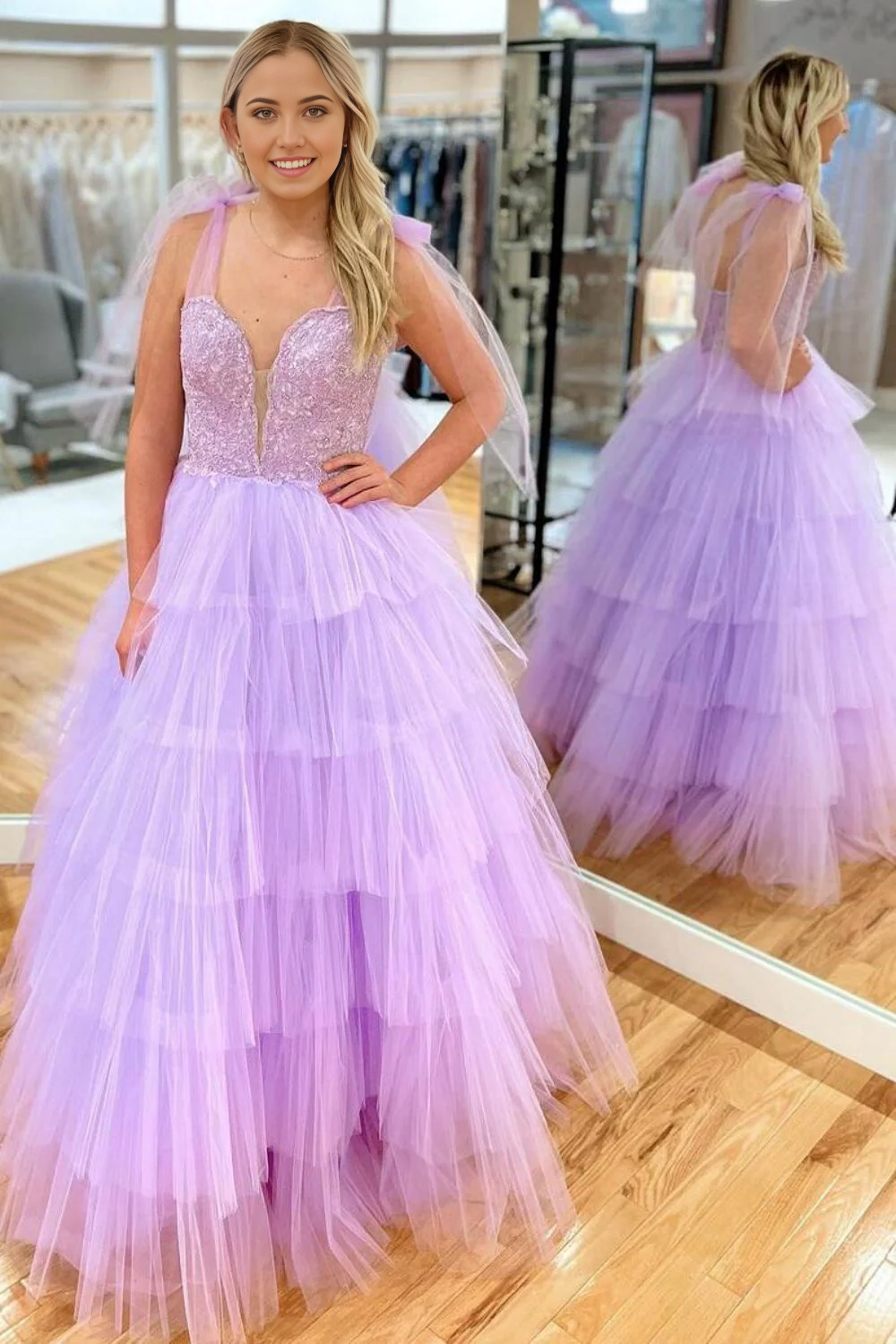 Vestido de fiesta largo color lila con tirantes finos, corte princesa, apliques y volantes